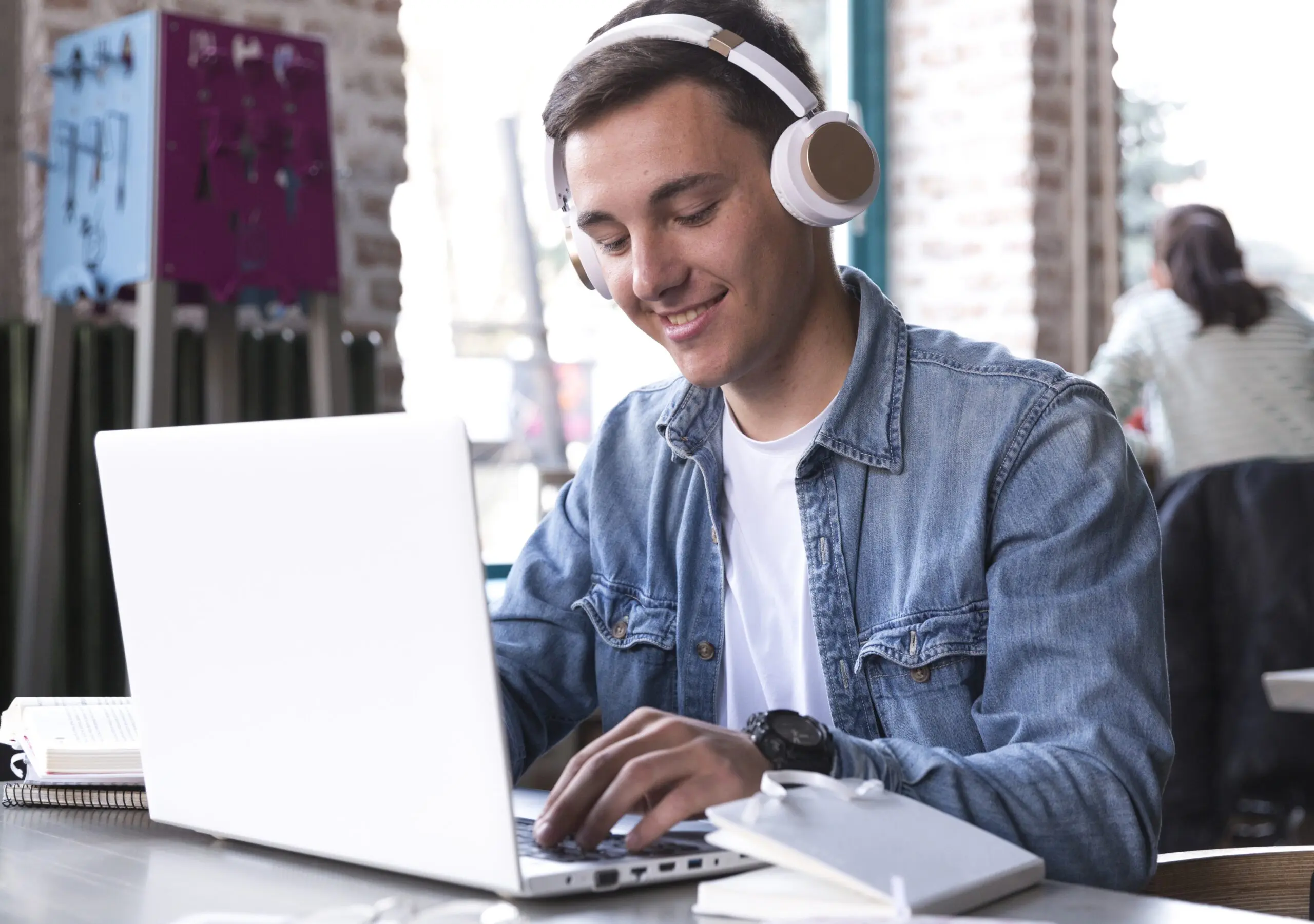 man-taking-an-elearing-course-wearing-headphones